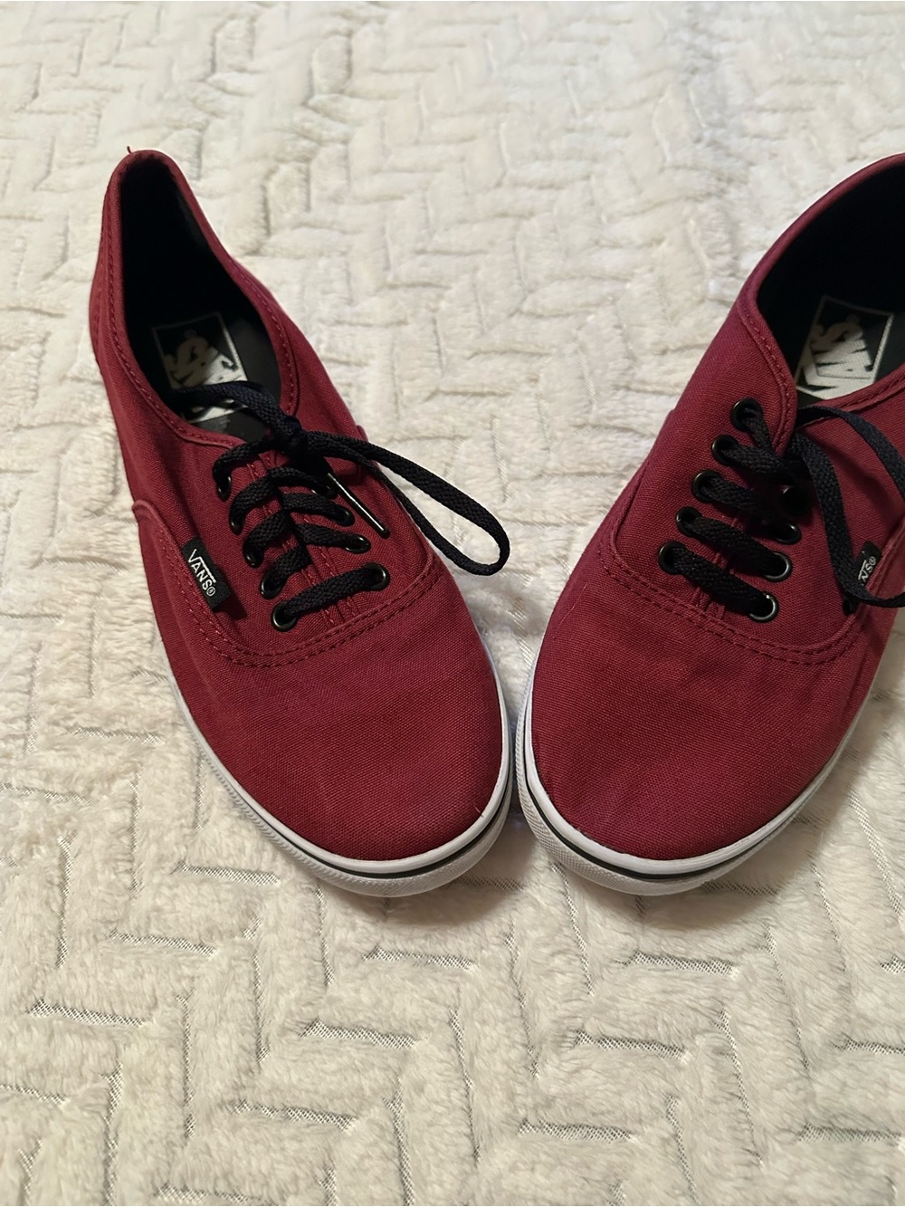 Vans Men’s Size 6 Women’s Size 7.5 Low-Top Canvas in Burgundy with Black Laces